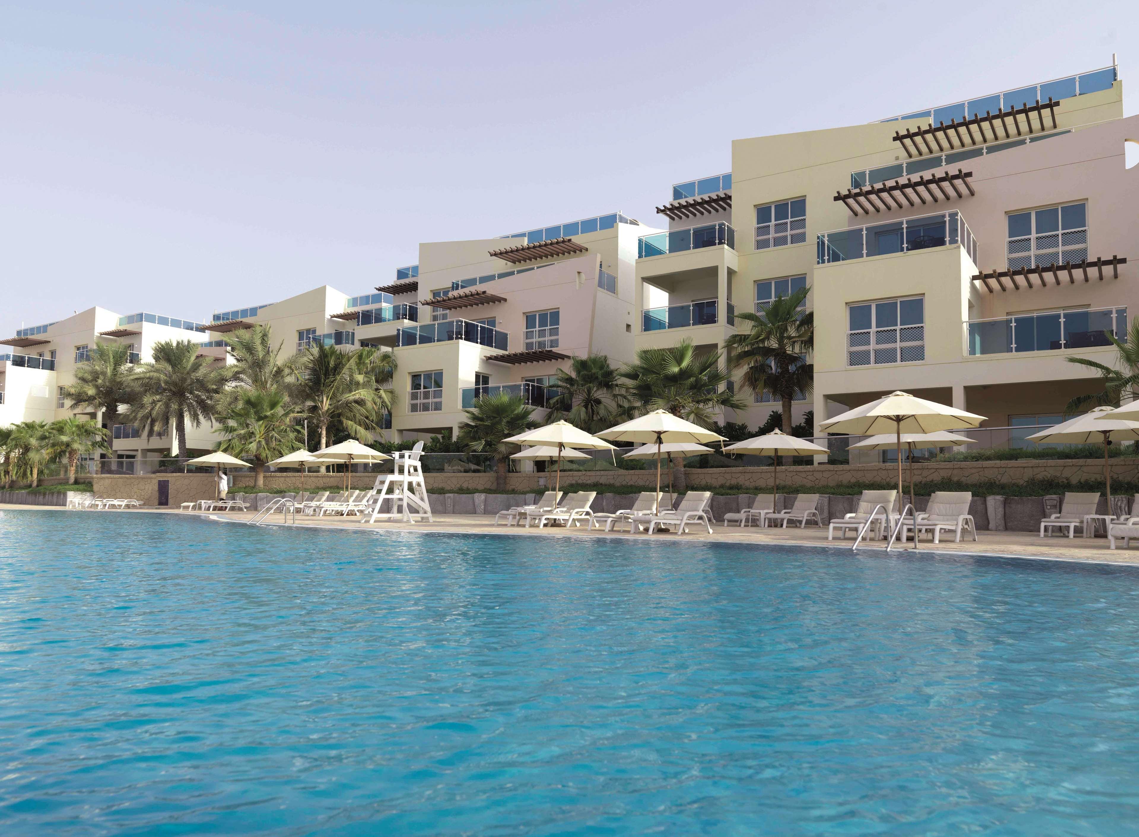 Radisson Blu Resort, Φουτζάυρα Εξωτερικό φωτογραφία The swimming pool at the resort