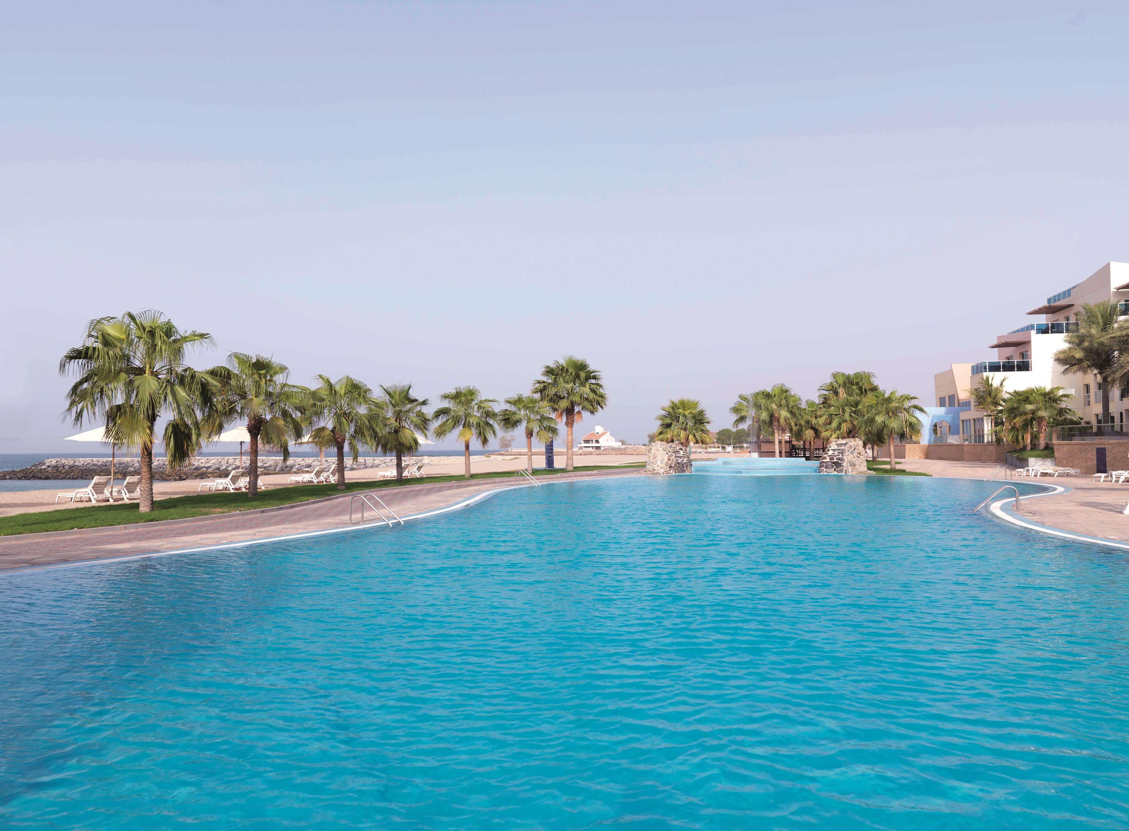 Radisson Blu Resort, Φουτζάυρα Εξωτερικό φωτογραφία The swimming pool at the resort