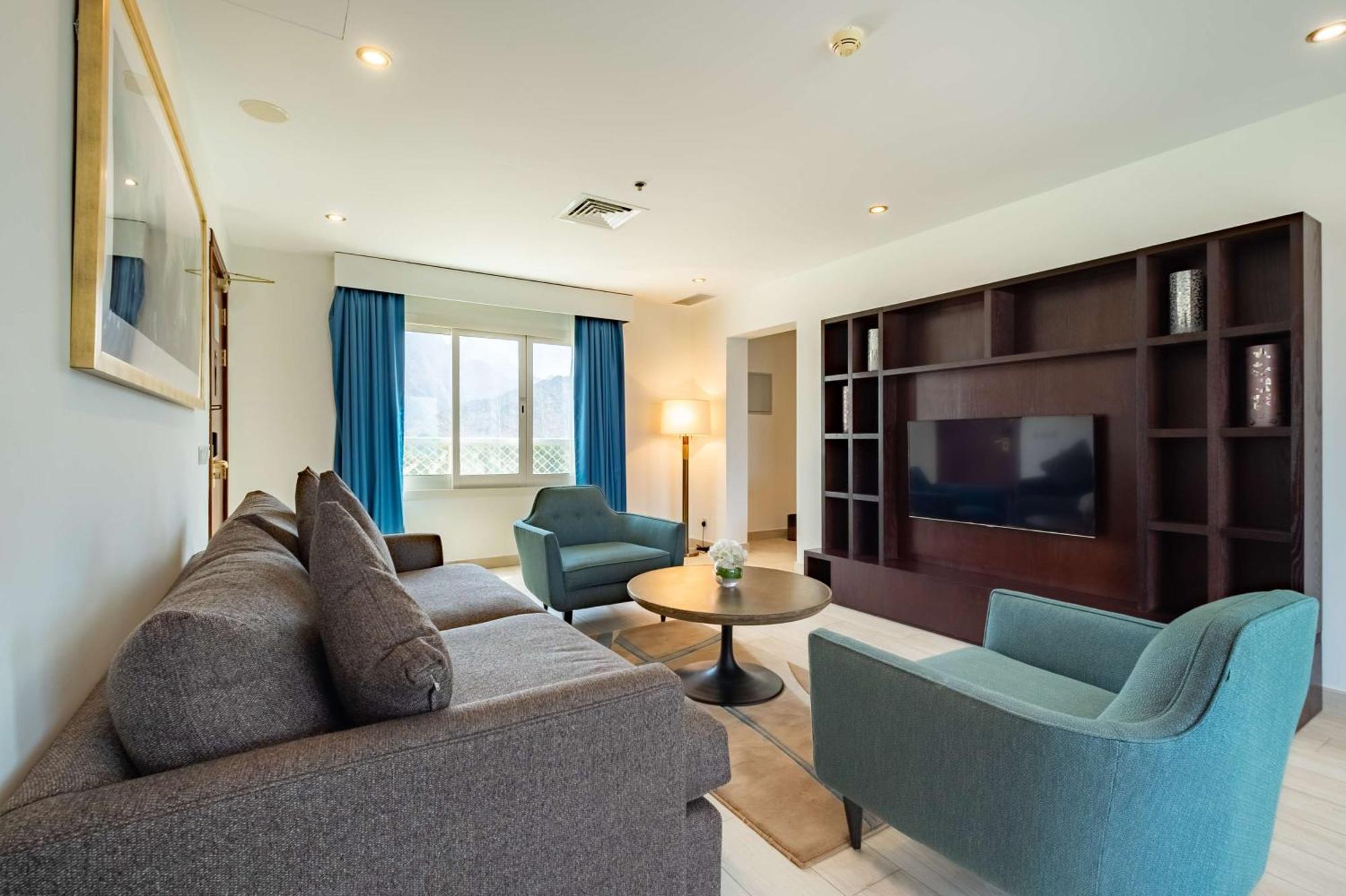 Radisson Blu Resort, Φουτζάυρα Εξωτερικό φωτογραφία A living room in a suite at the hotel
