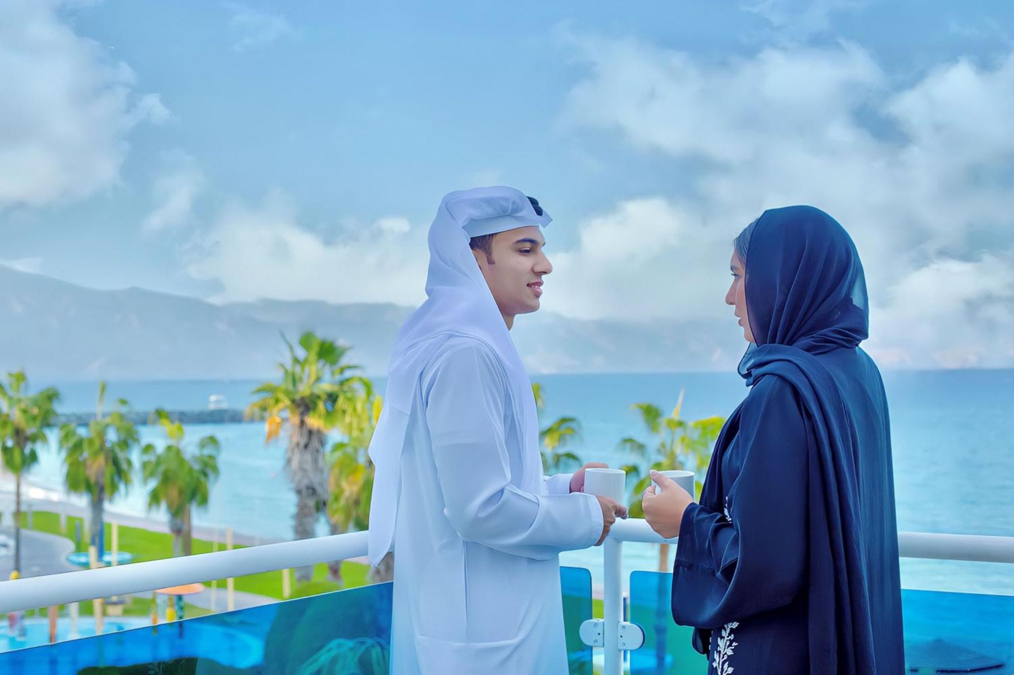 Radisson Blu Resort, Φουτζάυρα Εξωτερικό φωτογραφία A Qatari man and woman in traditional dress