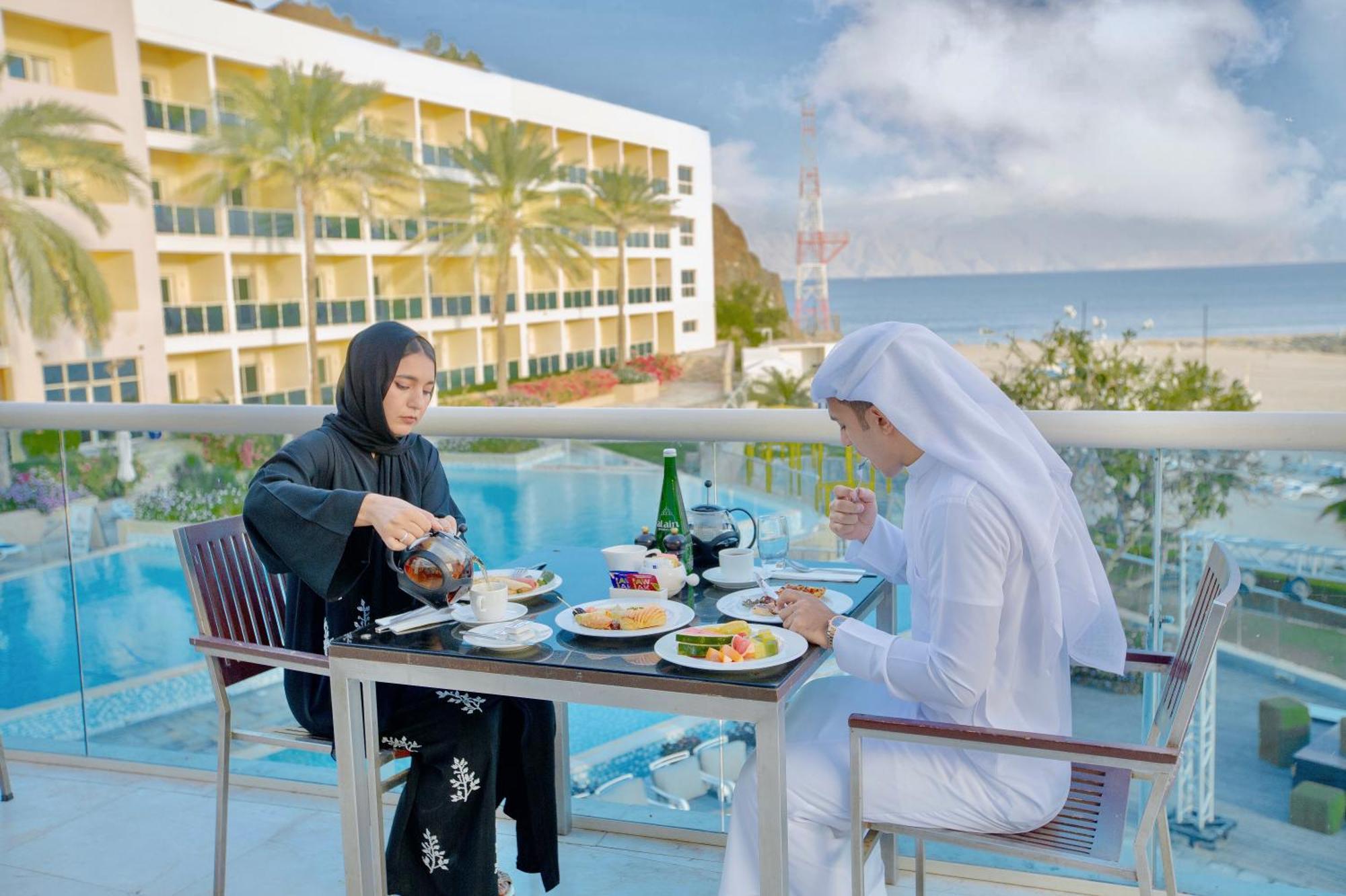 Radisson Blu Resort, Φουτζάυρα Εξωτερικό φωτογραφία Emirati couple