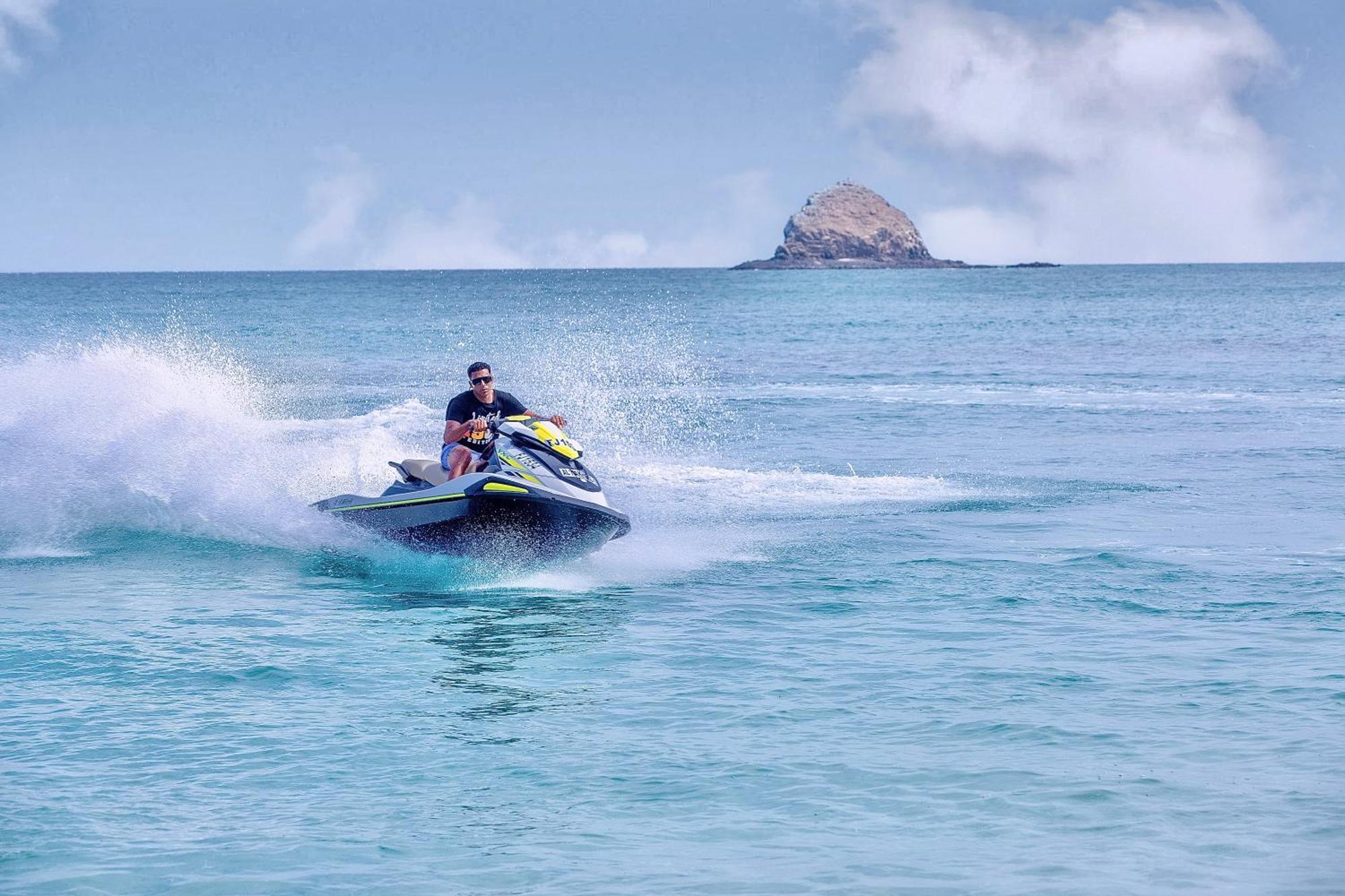 Radisson Blu Resort, Φουτζάυρα Εξωτερικό φωτογραφία Jet skiing in Phuket, Thailand