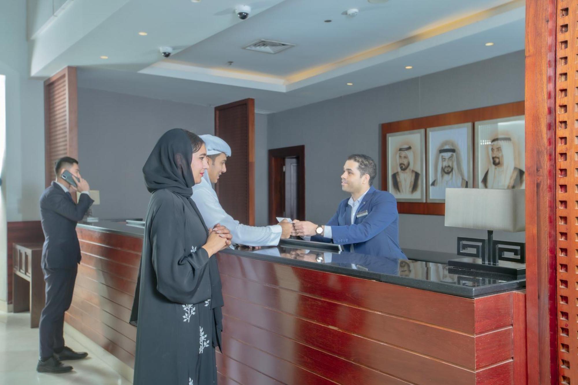 Radisson Blu Resort, Φουτζάυρα Εξωτερικό φωτογραφία A hotel receptionist