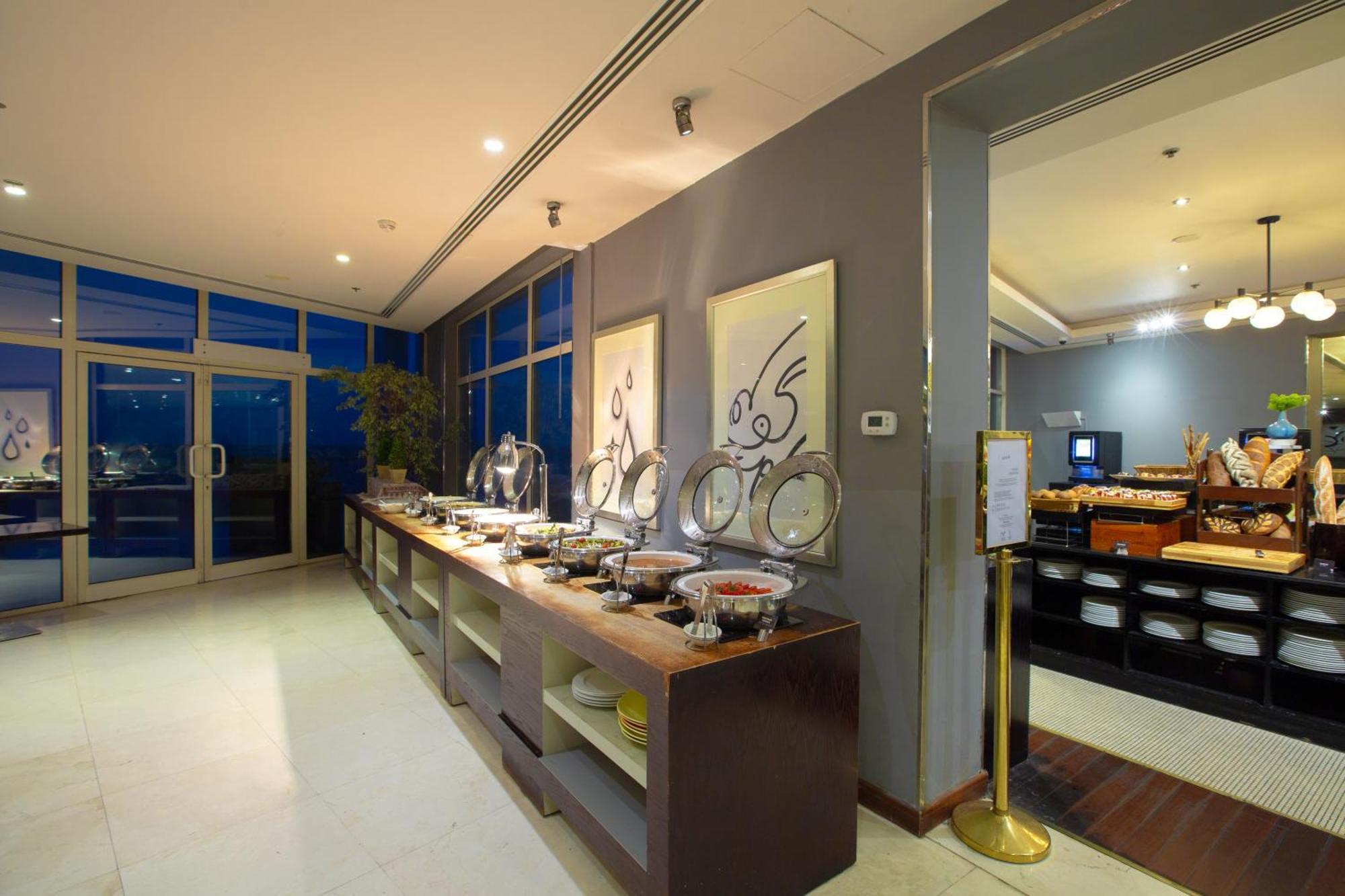 Radisson Blu Resort, Φουτζάυρα Εξωτερικό φωτογραφία The buffet at the lounge