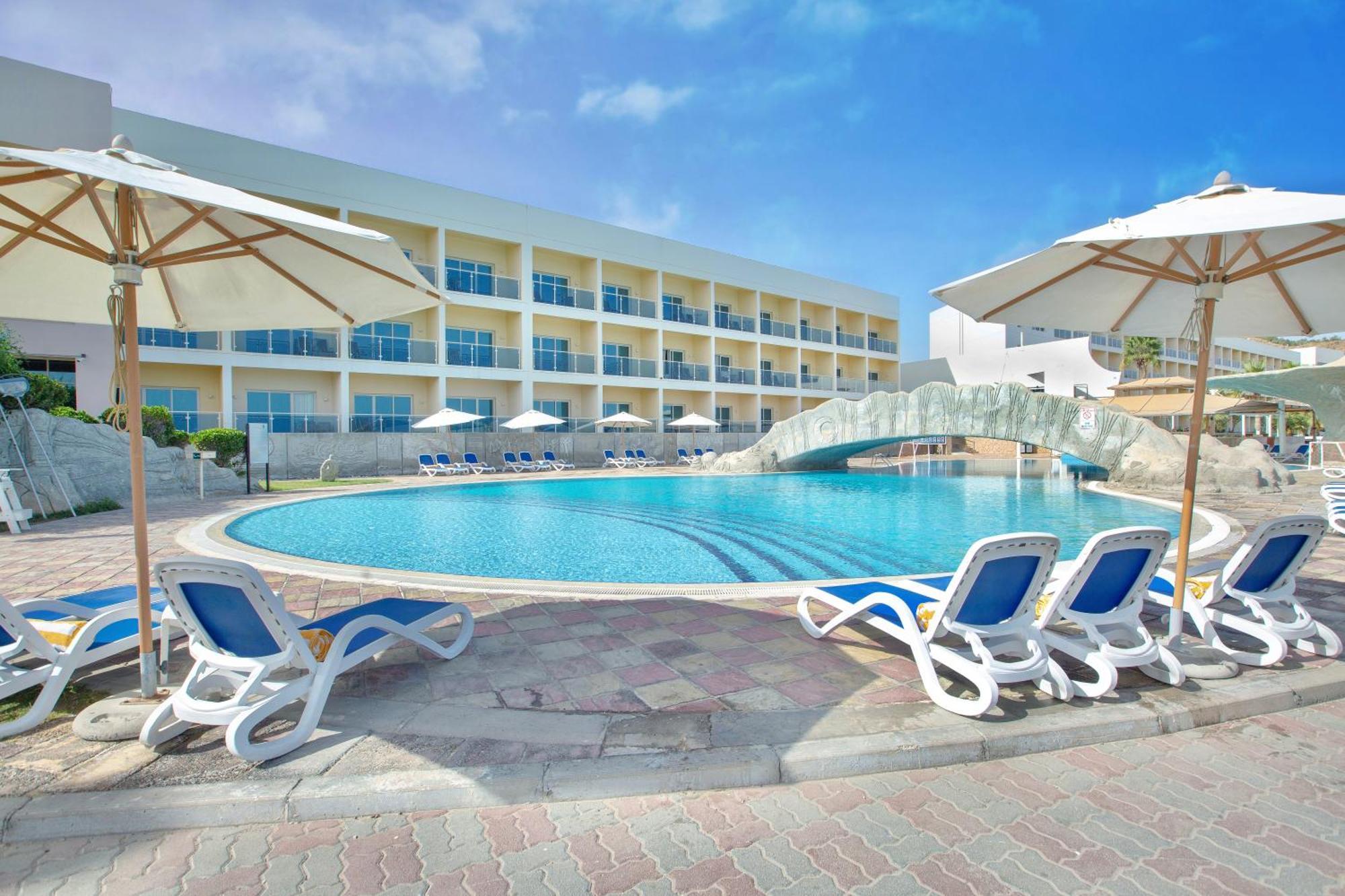 Radisson Blu Resort, Φουτζάυρα Εξωτερικό φωτογραφία The swimming pool at the hotel