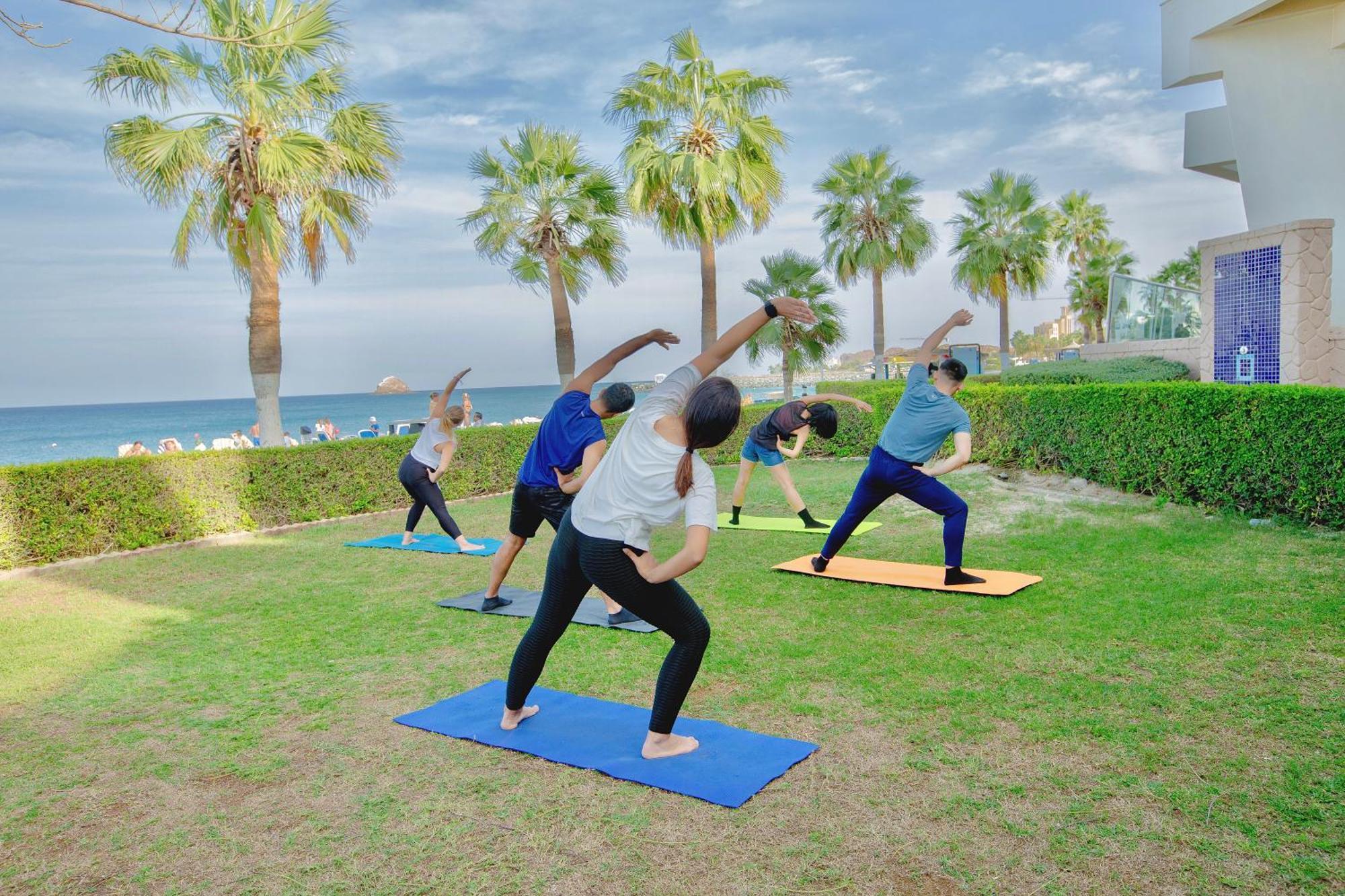 Radisson Blu Resort, Φουτζάυρα Εξωτερικό φωτογραφία A yoga class in progress