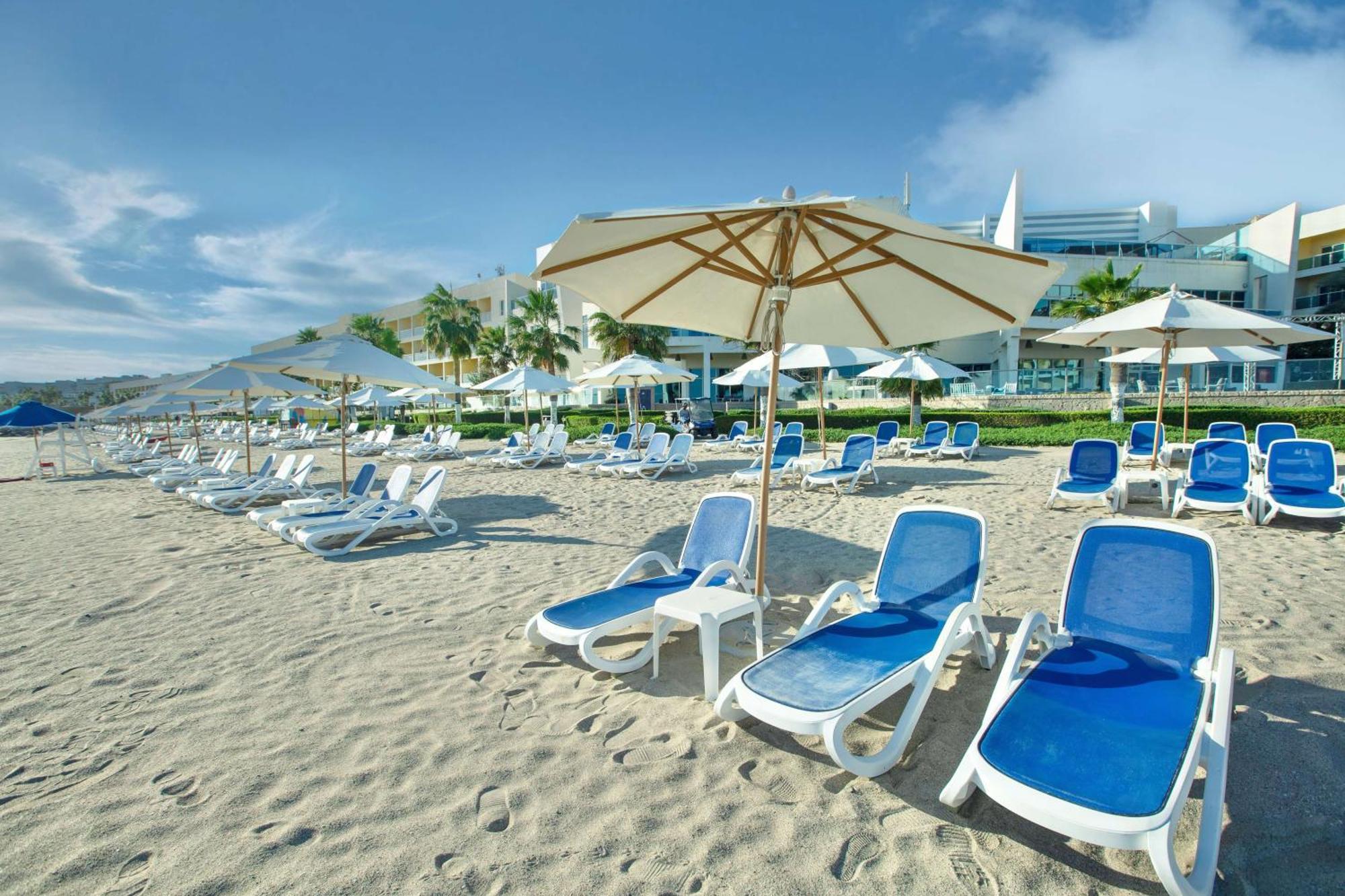 Radisson Blu Resort, Φουτζάυρα Εξωτερικό φωτογραφία Beach at the Grand Hotel