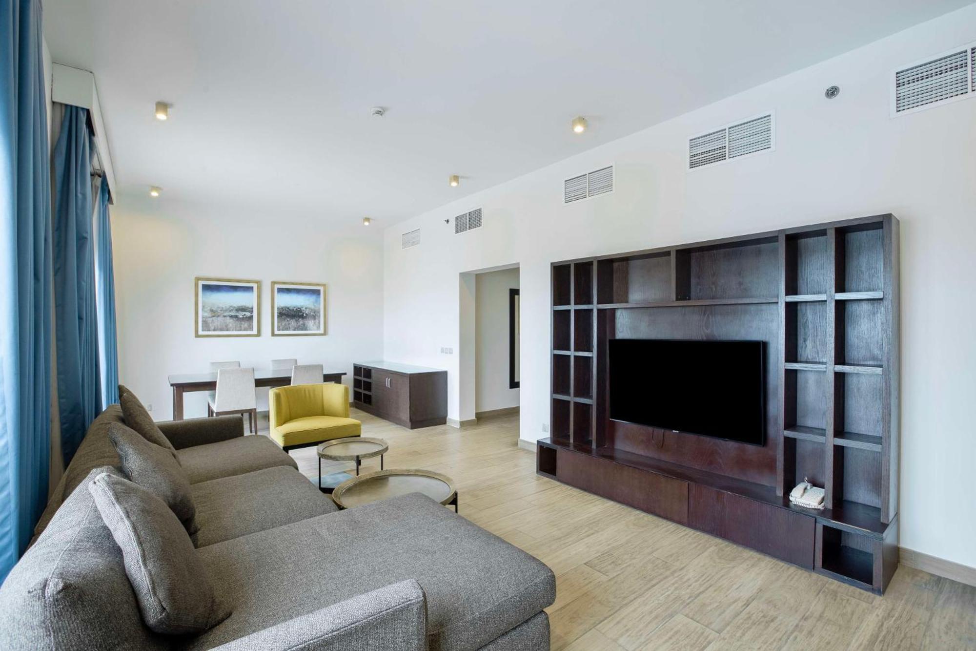 Radisson Blu Resort, Φουτζάυρα Εξωτερικό φωτογραφία A living room in a suite at the Ritz-Carlton, DIFC