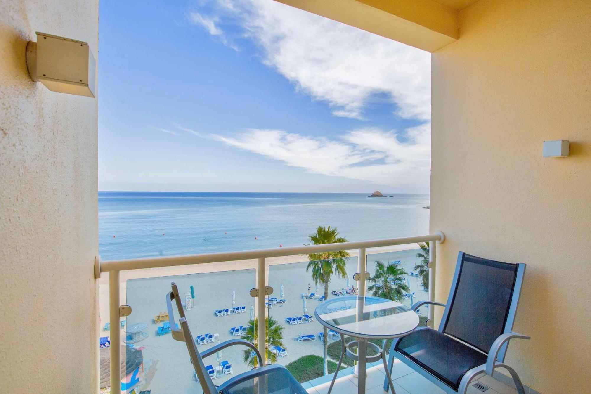 Radisson Blu Resort, Φουτζάυρα Εξωτερικό φωτογραφία Balcony of a hotel room