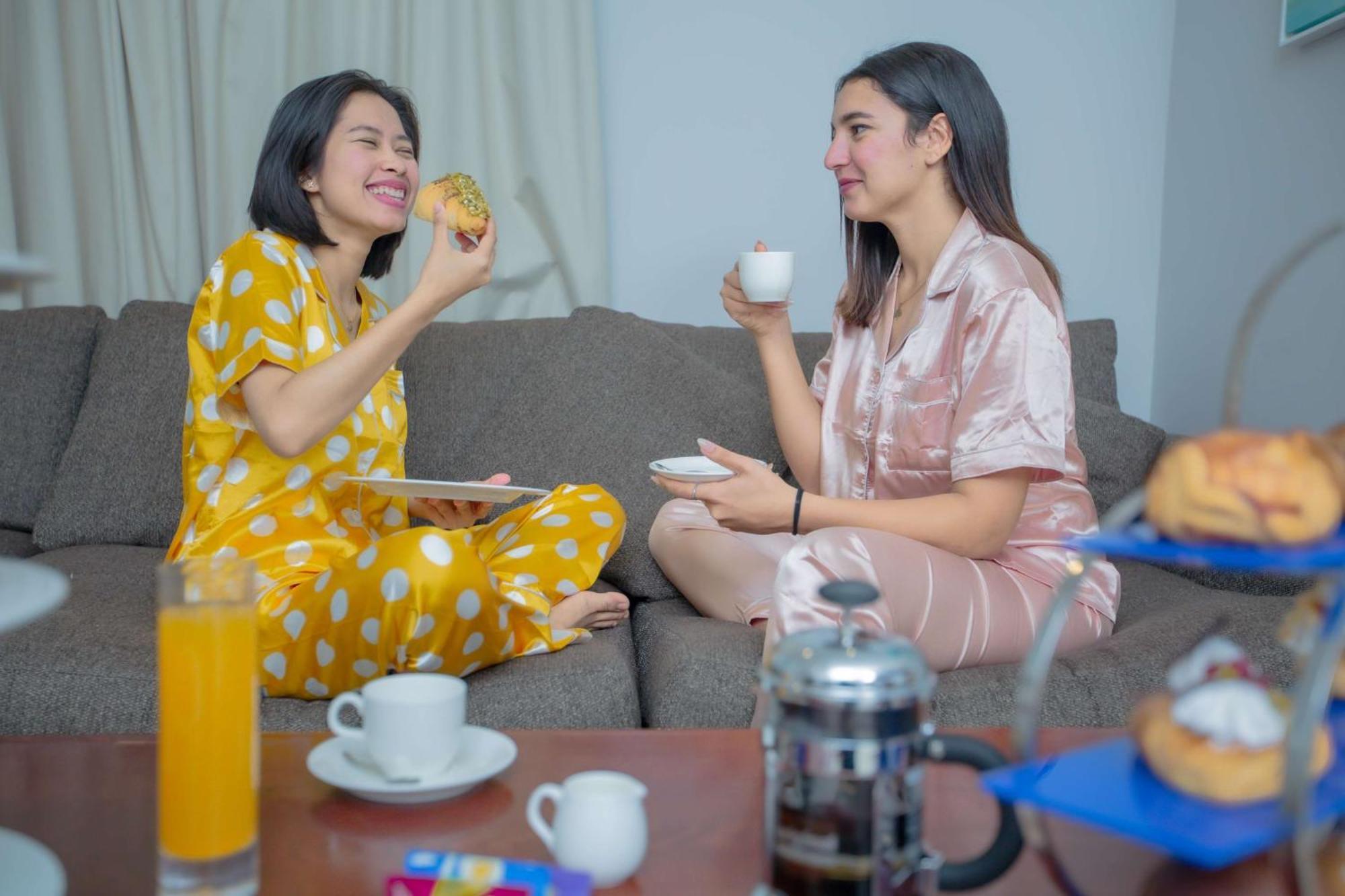 Radisson Blu Resort, Φουτζάυρα Εξωτερικό φωτογραφία Two women wearing pajamas